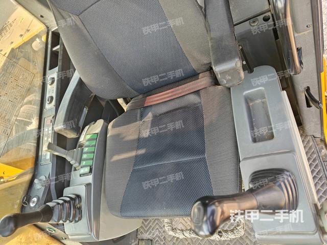 行走控制手柄和踏板?俯拍（駕駛室部分）