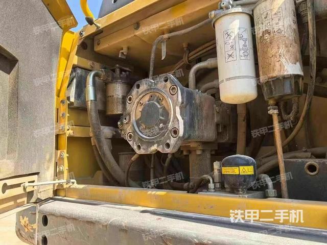 液壓泵艙室正面整體（整機(jī)外觀）