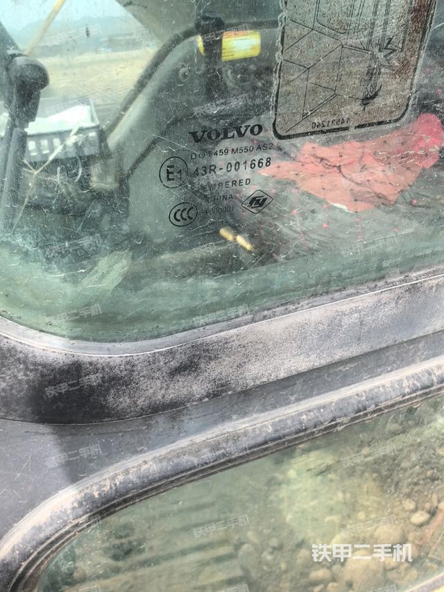 左后方玻璃角標（駕駛室部分）