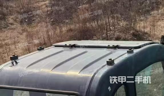 駕駛室頂部(整機(jī)外觀) 駕駛室頂部(整機(jī)外觀)