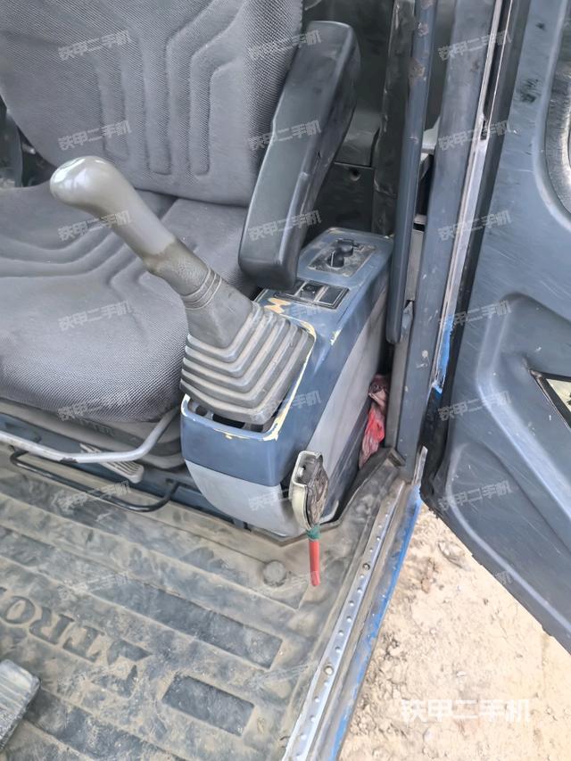 座椅右側(cè)控制臺(tái)/鑰匙門/油門/含右手柄（駕駛室部分）