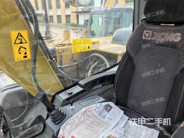 行走控制手柄和踏板?俯拍(駕駛室部分) 行走控制手柄和踏板?俯拍(駕駛室部分)