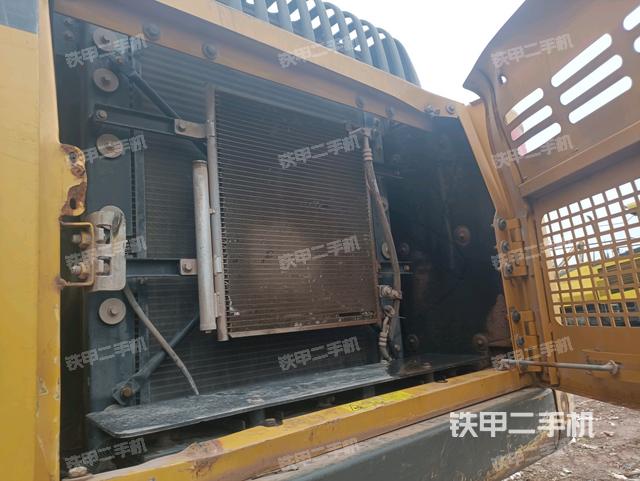 散熱器正面(大件艙室) 散熱器正面(大件艙室)