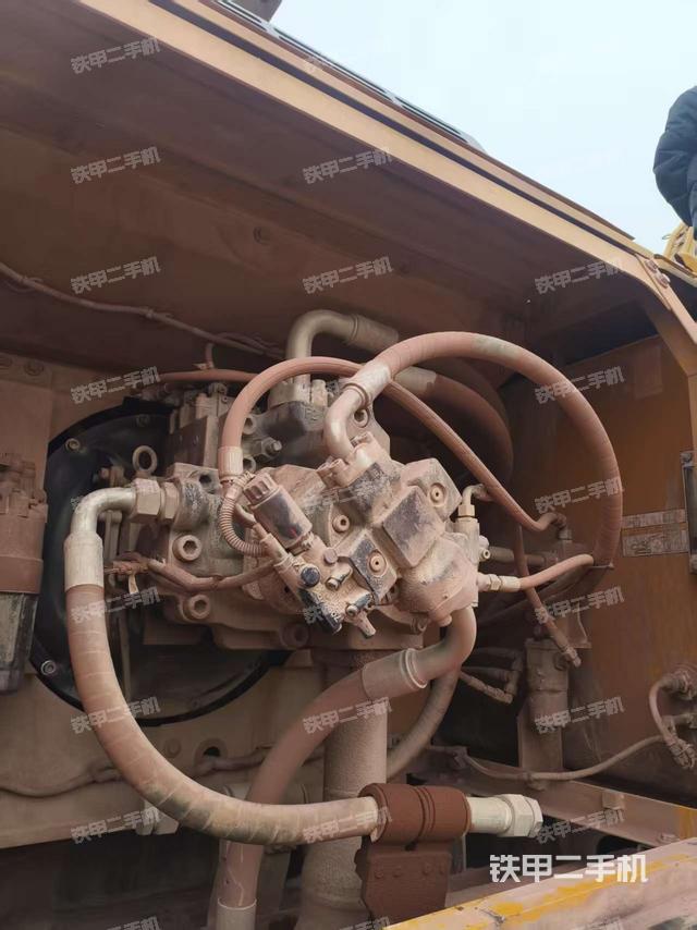 液壓泵艙室正面整體（整機外觀）