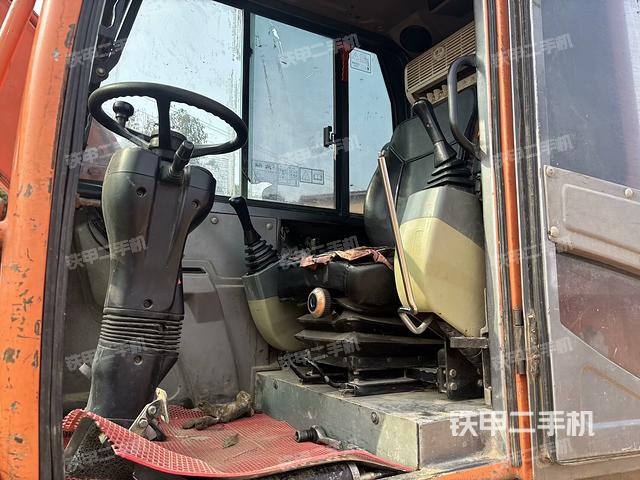 駕駛室頂部(整機外觀) 駕駛室頂部(整機外觀)