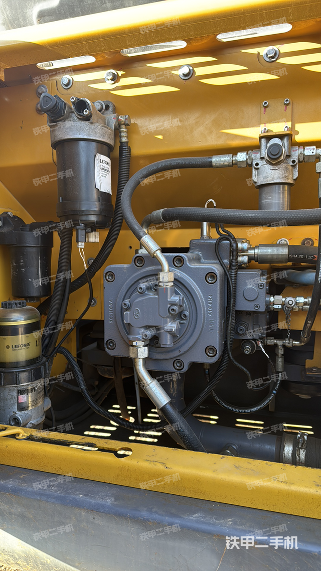 液壓泵艙室正面整體（整機外觀）