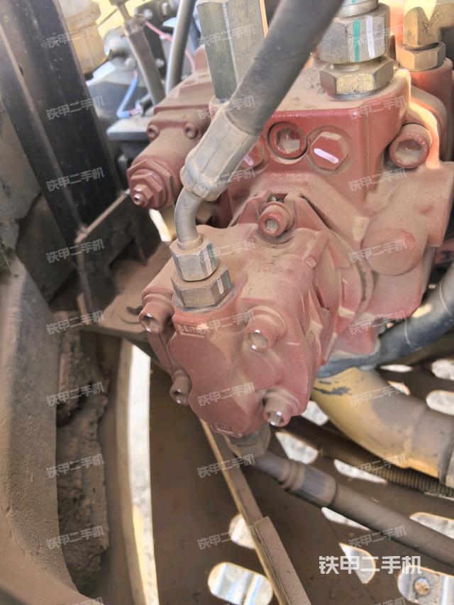 液壓泵艙室正面整體(整機外觀) 液壓泵艙室正面整體(整機外觀)
