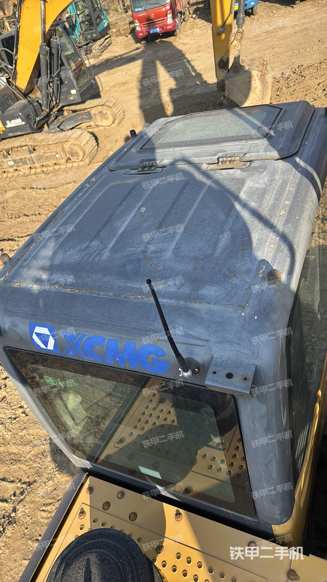 駕駛室頂部（整機外觀）