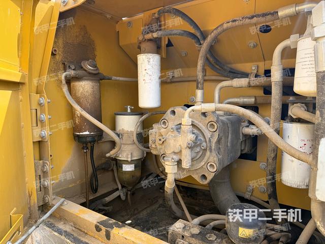 液壓泵艙室正面整體(整機(jī)外觀) 液壓泵艙室正面整體(整機(jī)外觀)