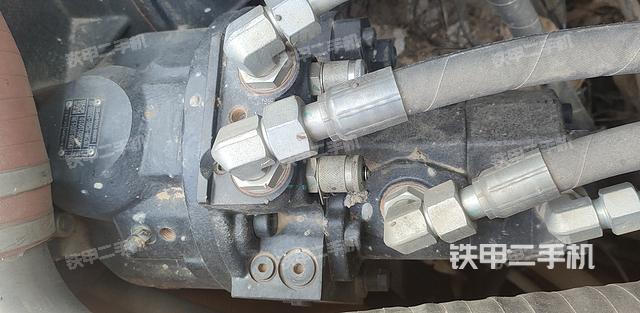 液压泵舱室正面整体（整机外观）