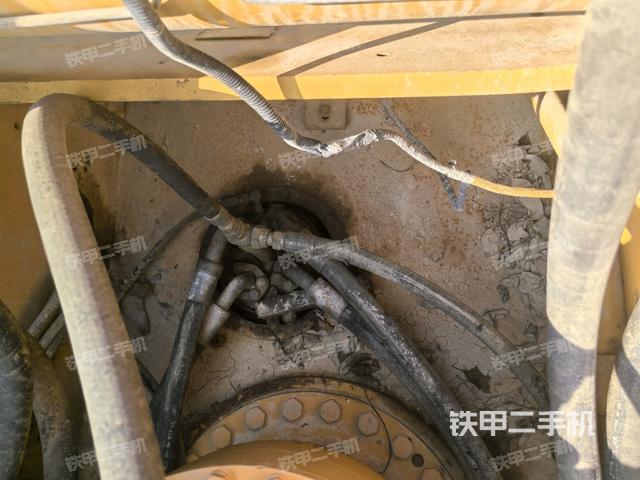 中央回轉(zhuǎn)接頭特寫(xiě)（上車(chē)部件）