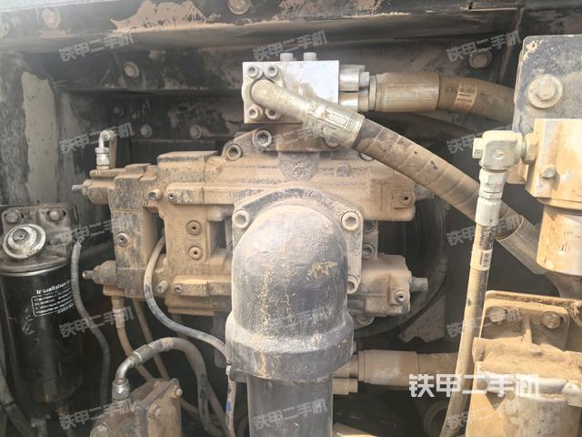 液壓泵艙室正面整體（整機外觀）