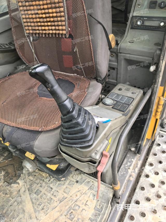 座椅右側(cè)控制臺(tái)/鑰匙門/油門/含右手柄（駕駛室部分）