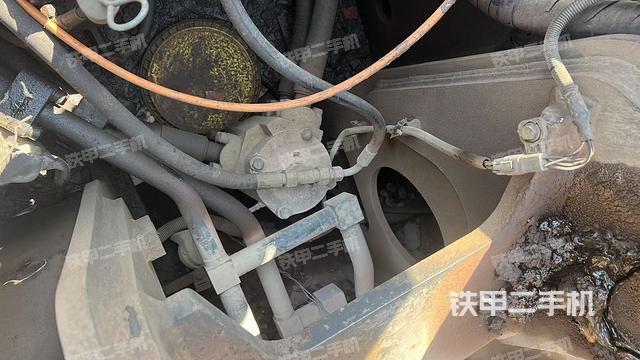 中央回轉(zhuǎn)接頭特寫(xiě)（上車(chē)部件）