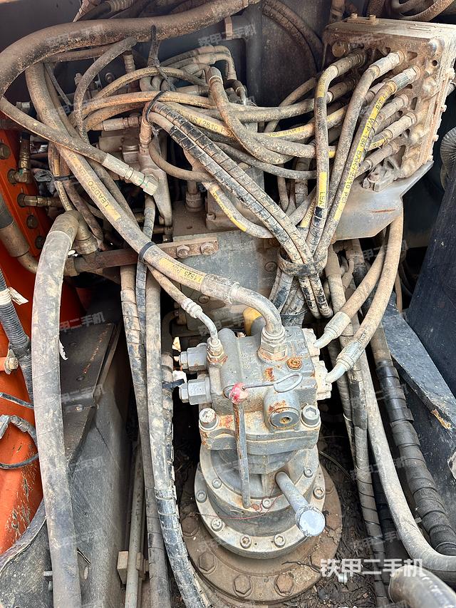 回转马达和主控阀（整机外观）