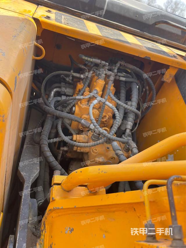 回轉(zhuǎn)馬達(dá)和主控閥（整機(jī)外觀）