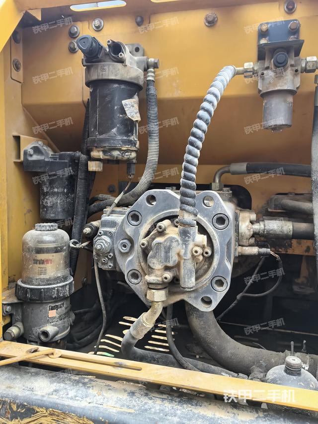 液壓泵艙室正面整體(整機(jī)外觀) 液壓泵艙室正面整體(整機(jī)外觀)