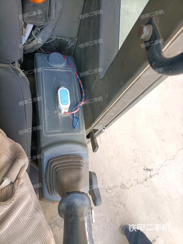 座椅左側(cè)控制臺(tái)/音響/含左手柄（駕駛室部分）