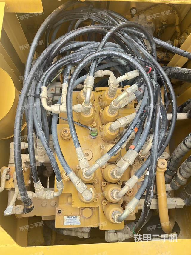 回转马达和主控阀（整机外观）