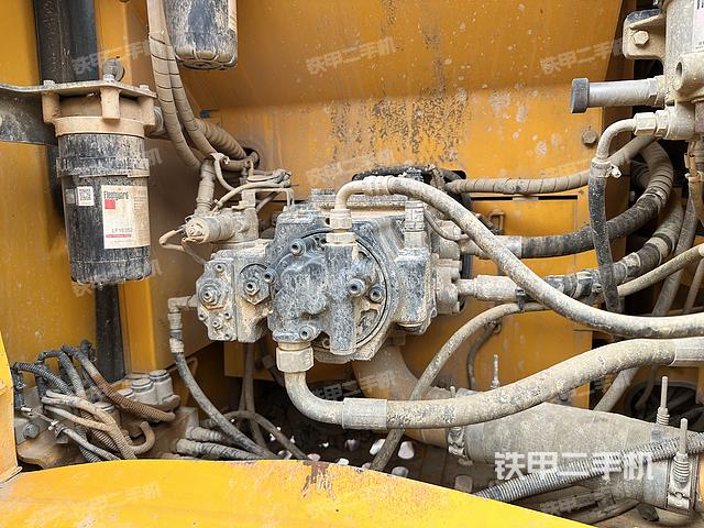 液压泵舱室正面整体（整机外观）