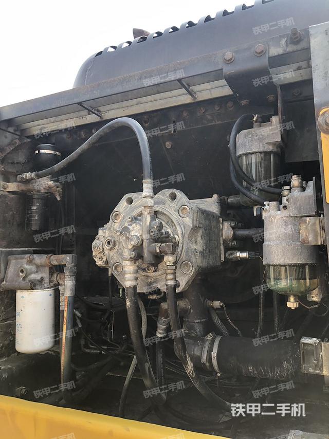 液壓泵艙室正面整體（整機外觀）