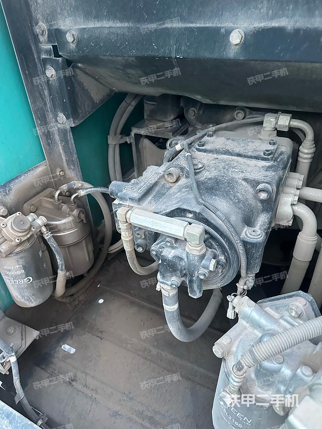 液壓泵艙室正面整體（整機外觀）