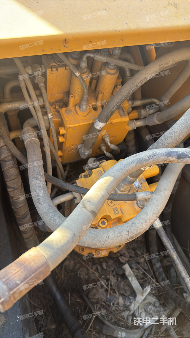 回轉(zhuǎn)馬達(dá)和主控閥（整機(jī)外觀）