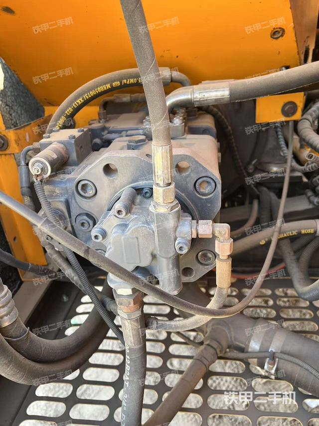 液壓泵艙室正面整體（整機外觀）