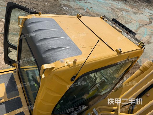 駕駛室頂部(整機(jī)外觀) 駕駛室頂部(整機(jī)外觀)
