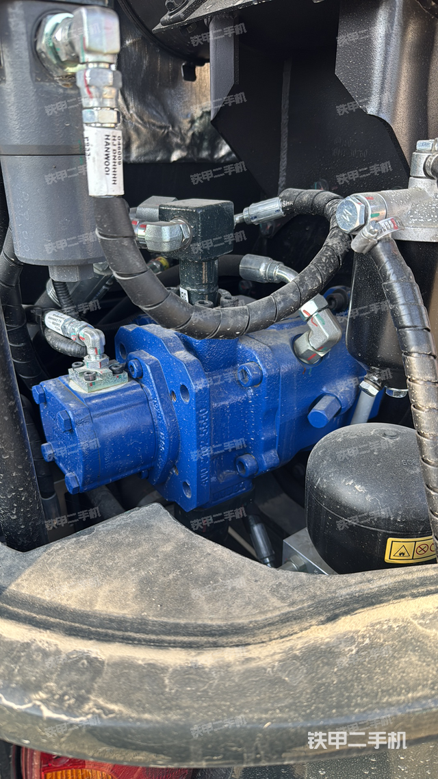 液壓泵艙室正面整體（整機(jī)外觀）