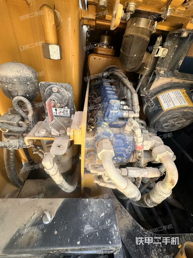 回转马达和主控阀（整机外观）