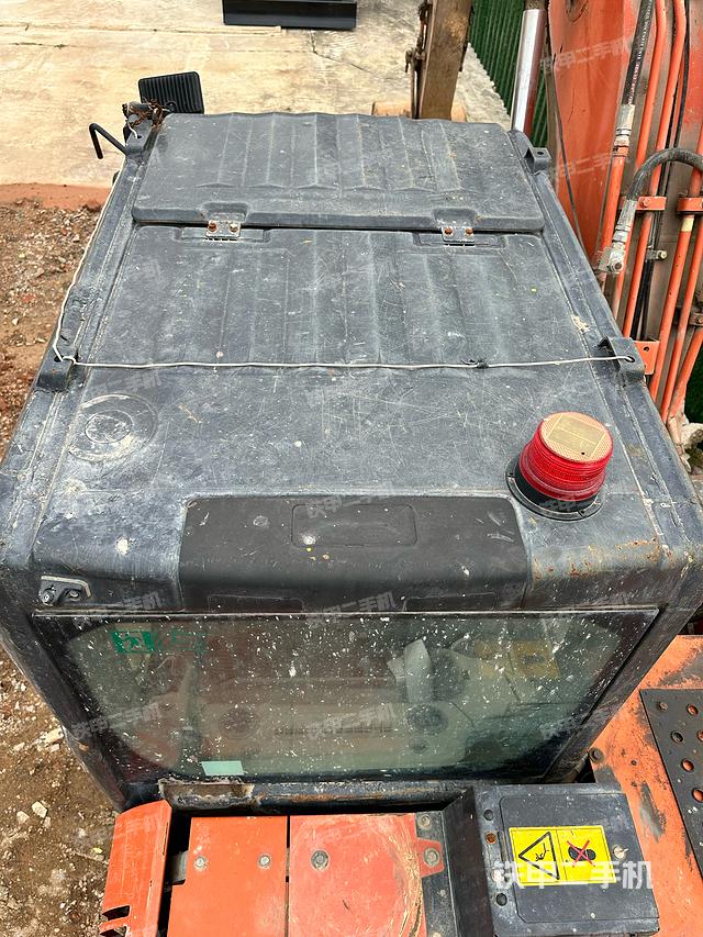 驾驶室顶部（整机外观）