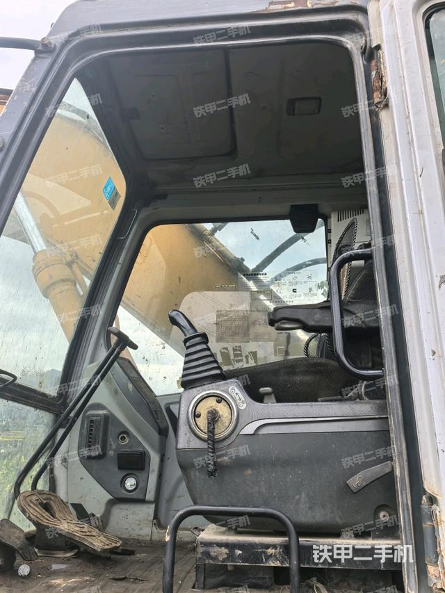 座椅右側控制臺/鑰匙門/油門/含右手柄（駕駛室部分）