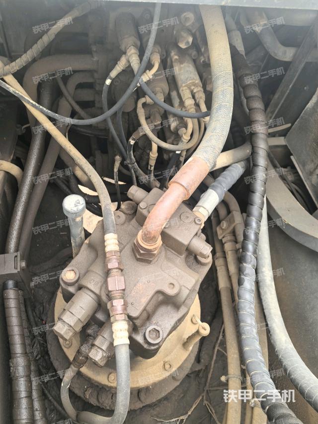 回轉(zhuǎn)馬達(dá)和主控閥（整機(jī)外觀）