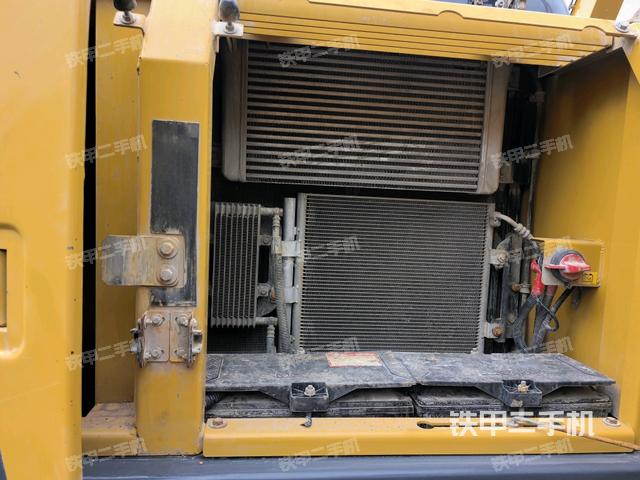 散熱器正面(大件艙室) 散熱器正面(大件艙室)