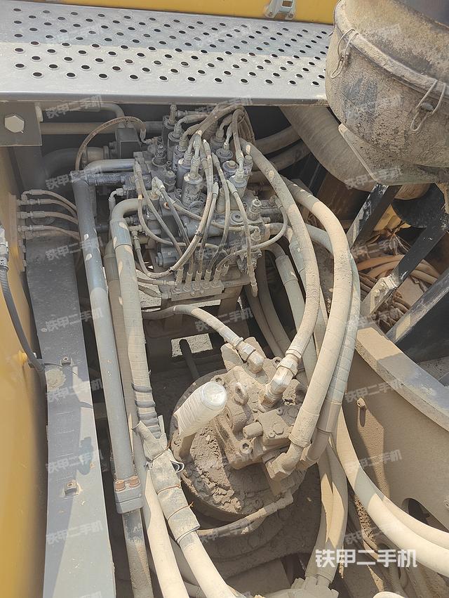 回转马达和主控阀（整机外观）