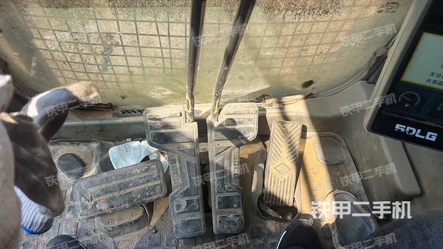 行走控制手柄和踏板?俯拍（駕駛室部分）