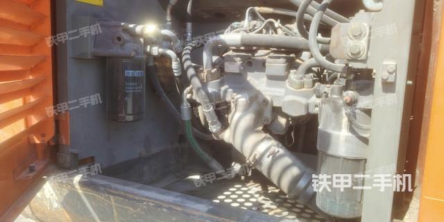 液压泵舱室正面整体（整机外观）