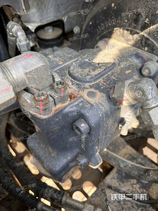 液压泵舱室正面整体（整机外观）