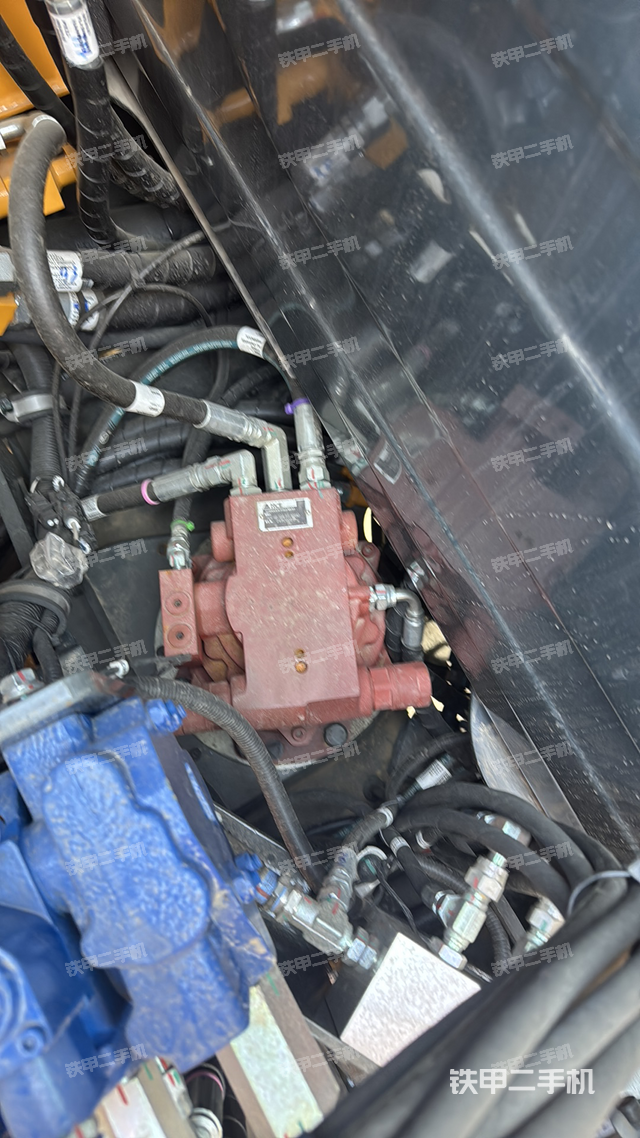 回轉(zhuǎn)馬達(dá)和主控閥（整機(jī)外觀）