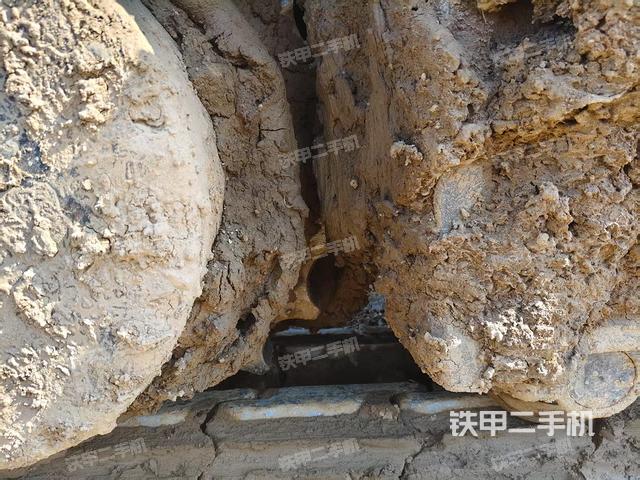 單側(cè)履帶整體(整機(jī)外觀) 單側(cè)履帶整體(整機(jī)外觀)