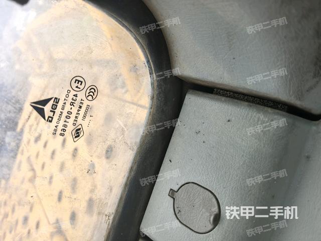 行走控制手柄和踏板?俯拍（駕駛室部分）