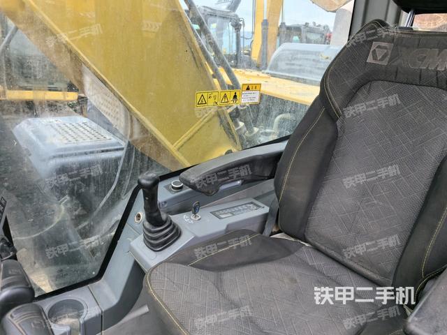 行走控制手柄和踏板?俯拍(駕駛室部分) 行走控制手柄和踏板?俯拍(駕駛室部分)