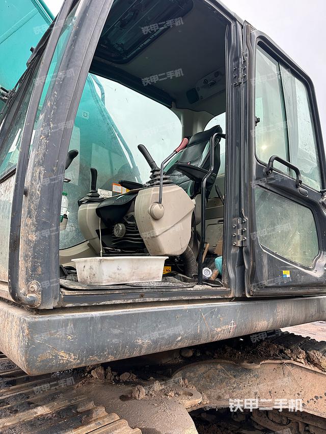 駕駛室整體（整機外觀）