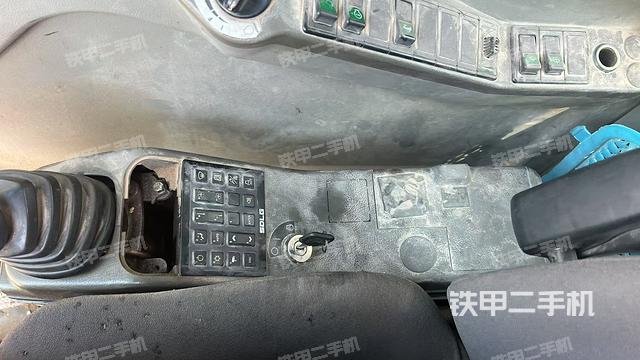 座椅右側(cè)控制臺(tái)/鑰匙門(mén)/油門(mén)/含右手柄（駕駛室部分）