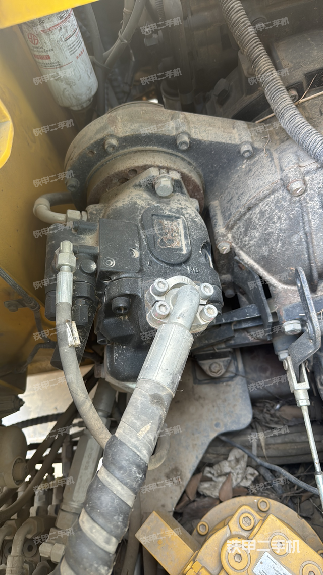 液压泵舱室正面整体（整机外观）