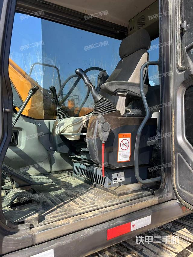 駕駛室頂部（整機外觀）