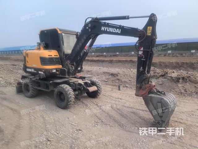 駕駛室頂部(整機外觀) 駕駛室頂部(整機外觀)