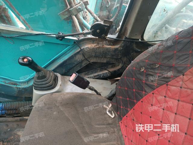 座椅右側(cè)控制臺/鑰匙門/油門/含右手柄(駕駛室部分) 座椅右側(cè)控制臺/鑰匙門/油門/含右手柄(駕駛室部分)