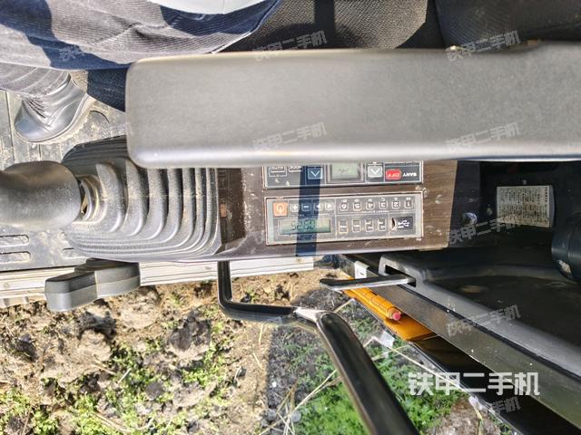 座椅左側控制臺/音響/含左手柄(駕駛室部分) 座椅左側控制臺/音響/含左手柄(駕駛室部分)